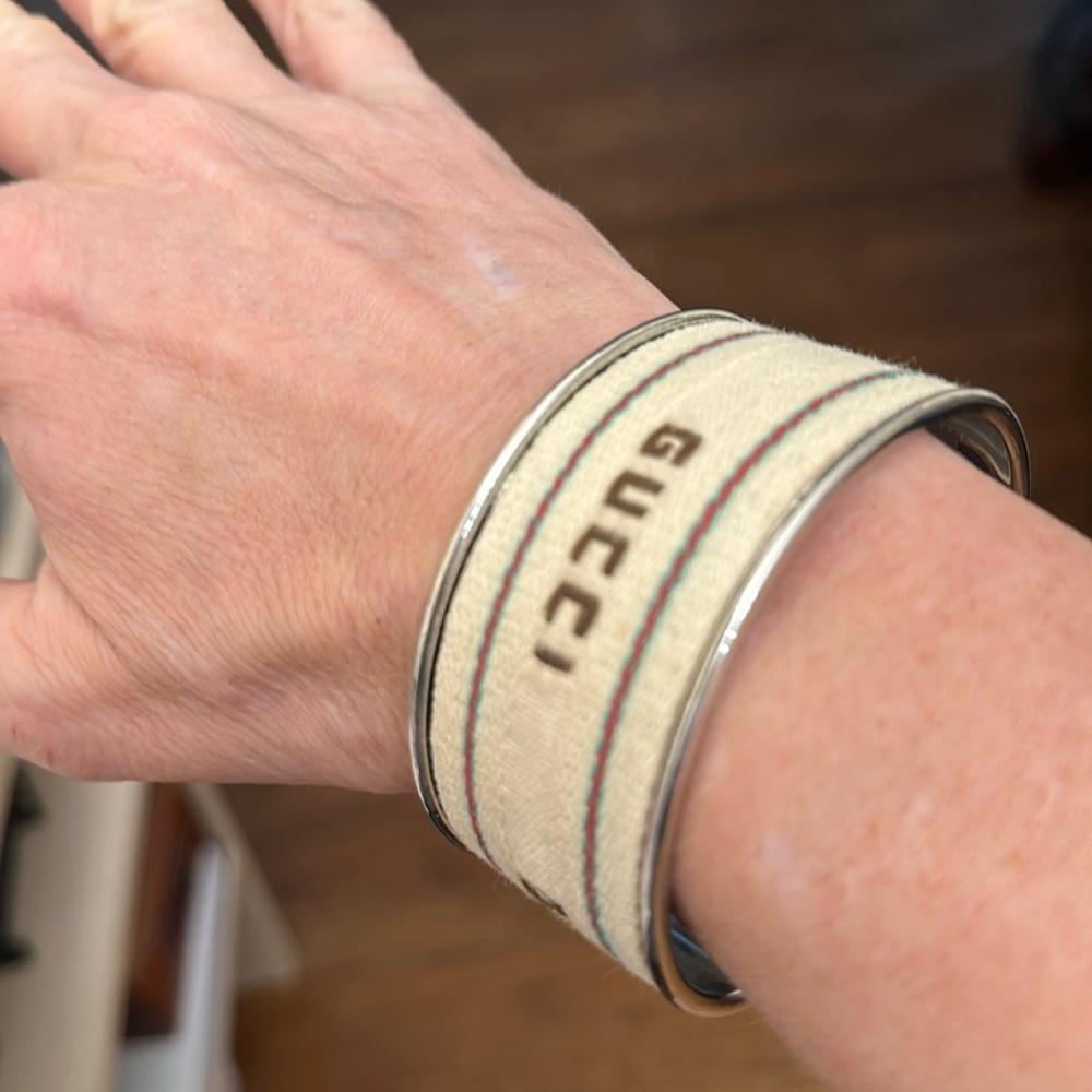 Never worn Gucci bangle bracelet, perfect condition
